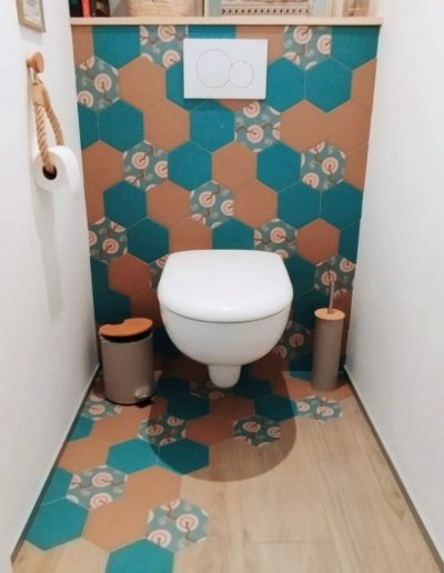 wc faience bleue et terracotta - carrelage rb
